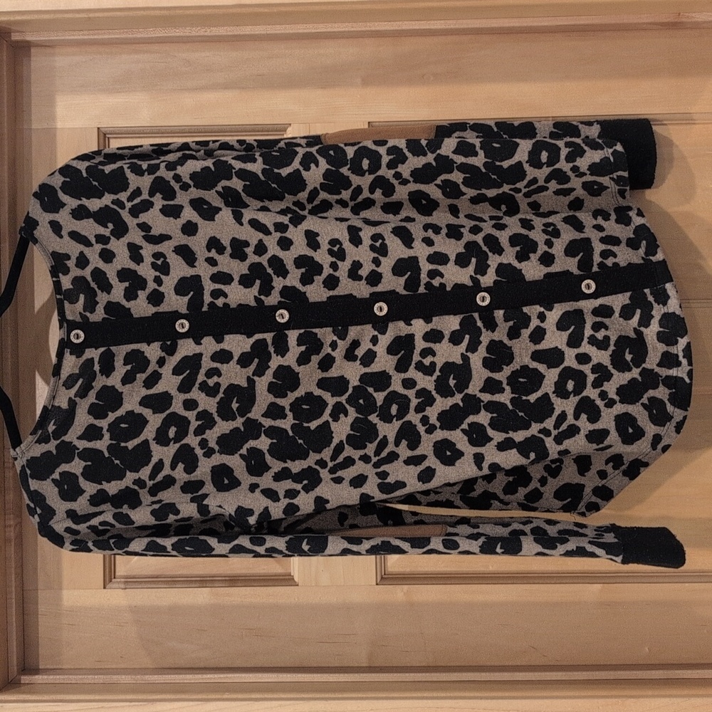 Pink clover Abby button back knit top. Size L - Picture 3 of 4